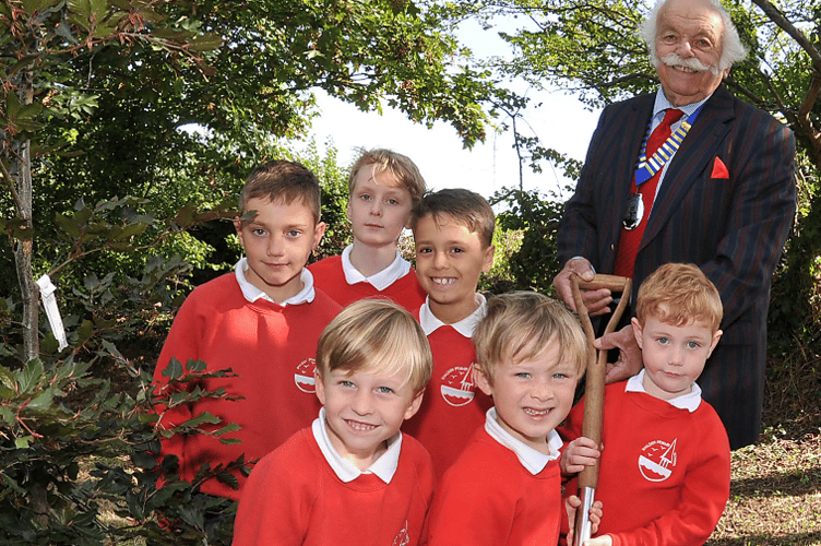 Shaldon school pupils plant tree to honour Queen Elizabeth II