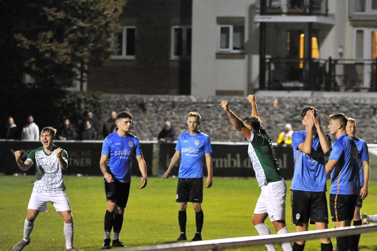 MDA111022B_SP012 Photo: Steve Pope
Football. Newton Abbot Spurs versus Ivybridge Town