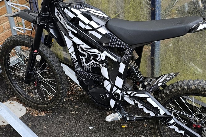 The suspected stolen e-bike.
Picture: Newton Abbot police (16-7-23)

On Thursday some of you may have noticed this suspected stolen bike riding dangerously around Kingsteignton and Newton Abbot. 

The local CCTV operator captured the entire journey, with help from a local security guard who managed to detain the rider in a pedestrianised area until police arrived. 
