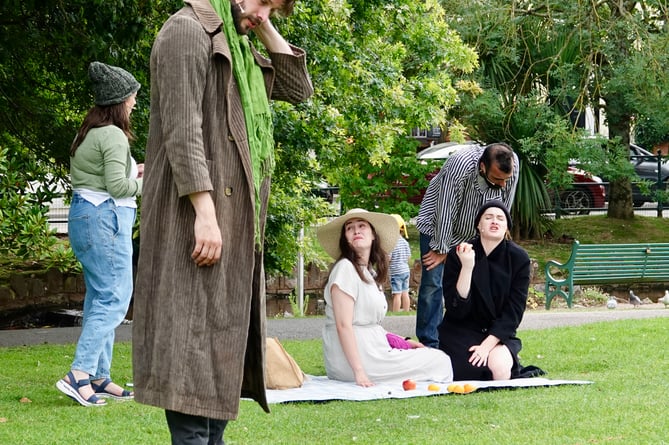 Sun and Moon Theatre Company perform in Dawlish. Photo Bob Simpson 